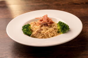 生パスタを使用したサーモンのクリームパスタ(Mサイズのみ)
